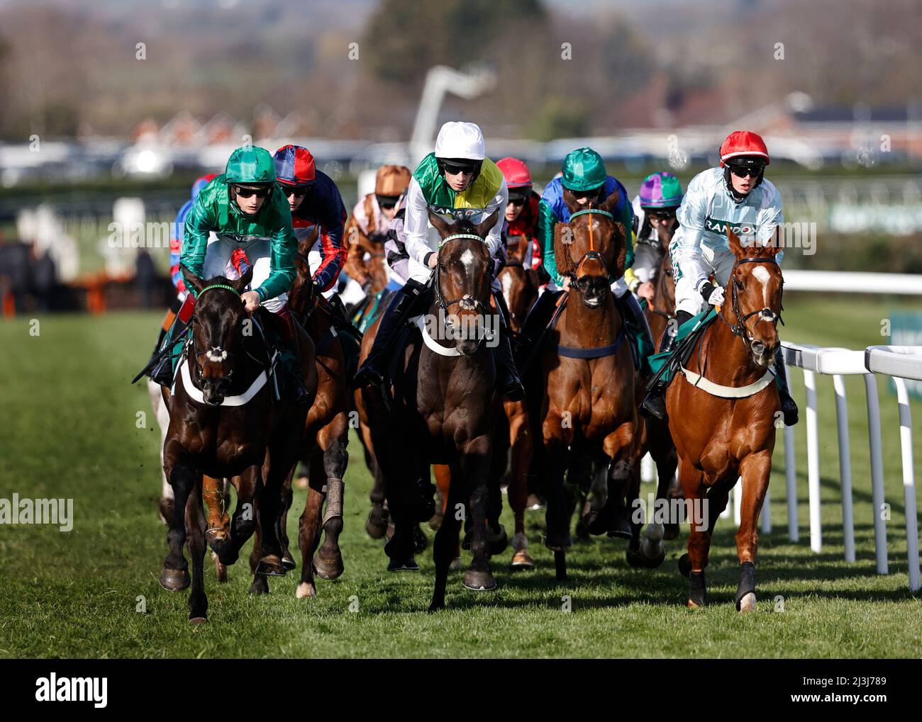 Ippodromo di Aintree. 8th Apr 2022. Aintree, Merseyside, Inghilterra: Grand National Festival, Day 2: Un grande campo passa il posto vincente sul primo circuito del corso nella settima gara della giornata, il Park Palace ponies handicap ostacolo. La gara fu vinta da Angus Cheleda su Hacker Des Places al 10/1. Credit: Action Plus Sports/Alamy Live News Foto Stock