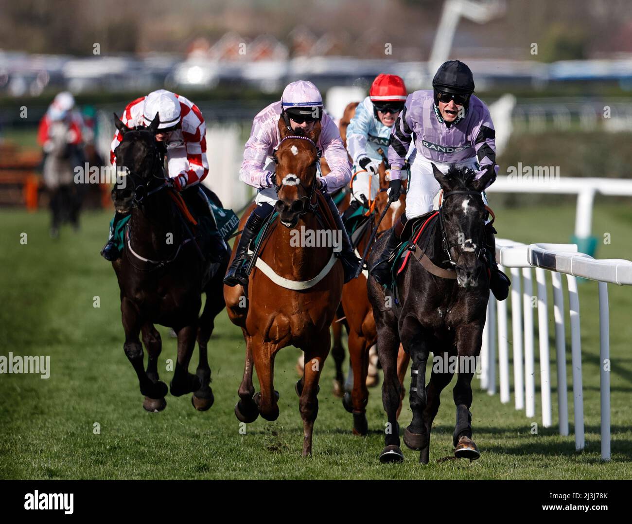 Ippodromo di Aintree. 8th Apr 2022. Aintree, Merseyside, Inghilterra: Grand National Festival, giorno 2: Angus Cheleda su Hacker Des Places vince da Kevin Brogan in severità nella gara finale della giornata, il Park Palace ponies handicap, credito: Azione Plus Sport/Alamy Live News Foto Stock