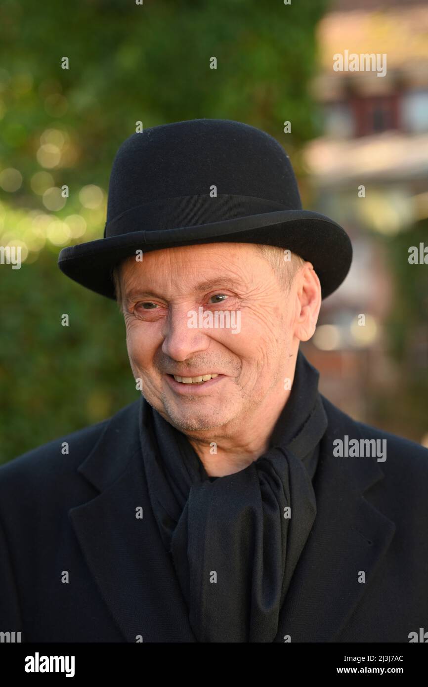 Ritratto di un anziano in abiti eleganti. Foto Stock