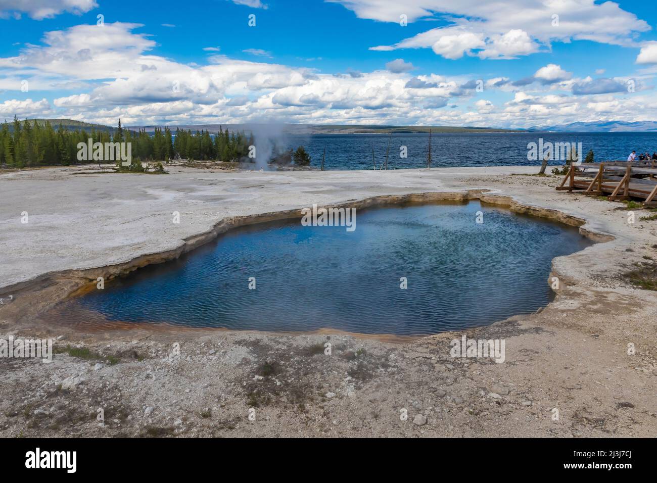 Piscina di Abyss in West Thumb Geyser Basin lungo il lago di Yellowstone nel parco nazionale di Yellowstone, Stati Uniti d'America [Nessuna versione del modello; solo licenza editoriale] Foto Stock