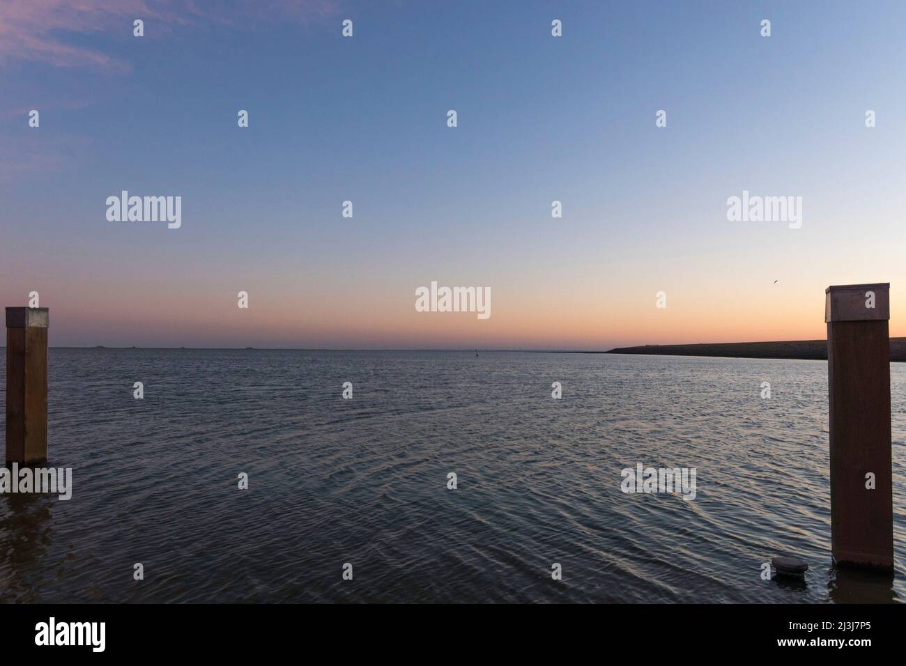 Un'alba senza nuvole che si affaccia sul Mare del Nord sulla penisola di Nordstrand, Schleswig-Holstein, Germania Foto Stock