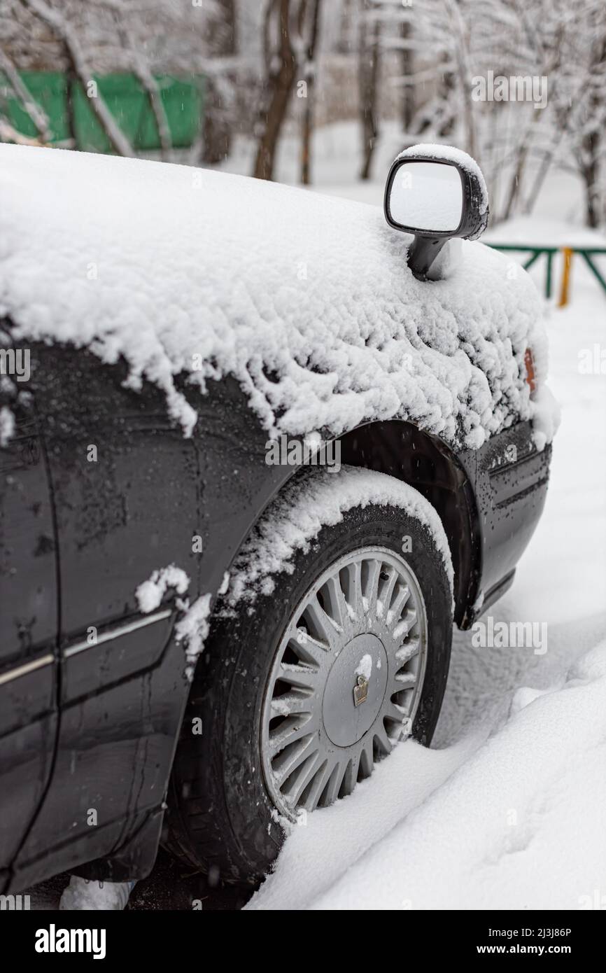 Mosca, Russia - 04 aprile 2022: Specchio lato auto coperto da neve dopo una nevicata. Foto di alta qualità Foto Stock