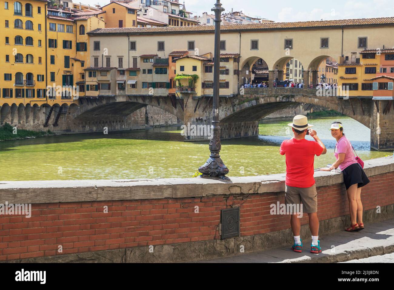I turisti acquisizione dello snapshot del Ponte Vecchio, Firenze, Toscana, Italia, Europa Foto Stock