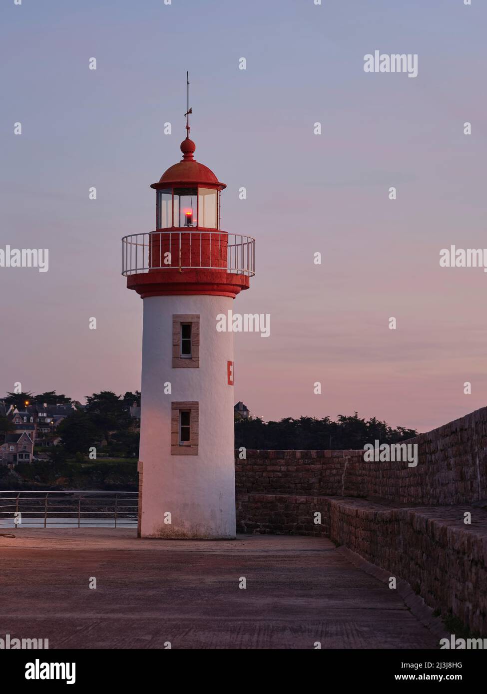Il faro di Erquy al crepuscolo nel dipartimento di Côtes-d'Armor in Bretagna, Francia Foto Stock