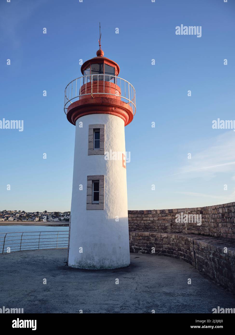 Il faro di Erquy nel pomeriggio nel dipartimento di Côtes-d'Armor in Bretagna, Francia Foto Stock