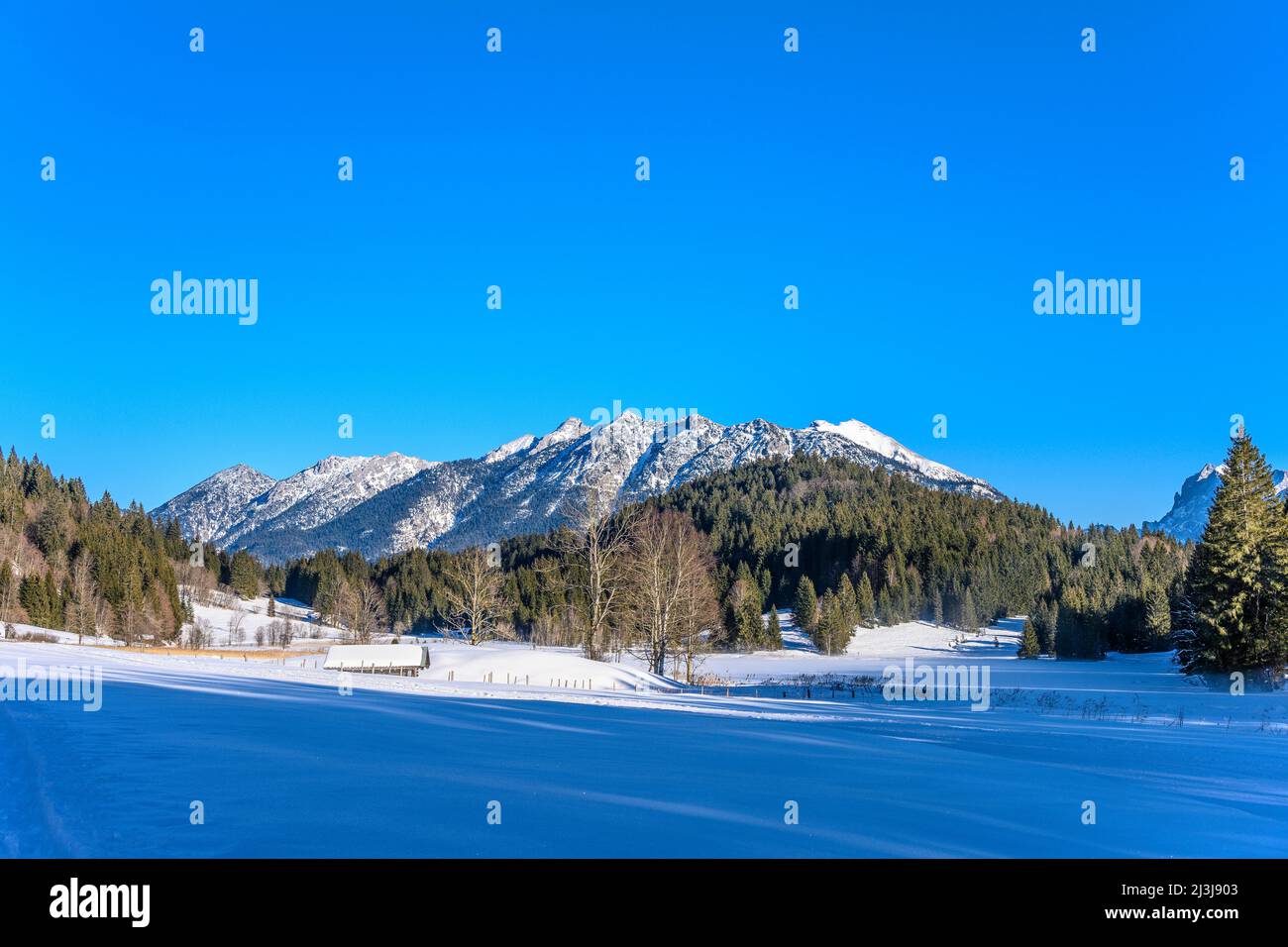Germania, Baviera, Baviera superiore, Werdenfelser Land, Krün, Quartiere Gerold, paesaggio invernale a Geroldsee, montagne Soiern Foto Stock
