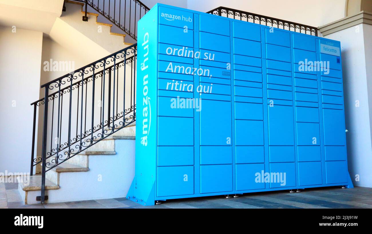 Amazon Hub Locker. Amazon è una multinazionale americana di tecnologia  Company di e-commercio Foto stock - Alamy