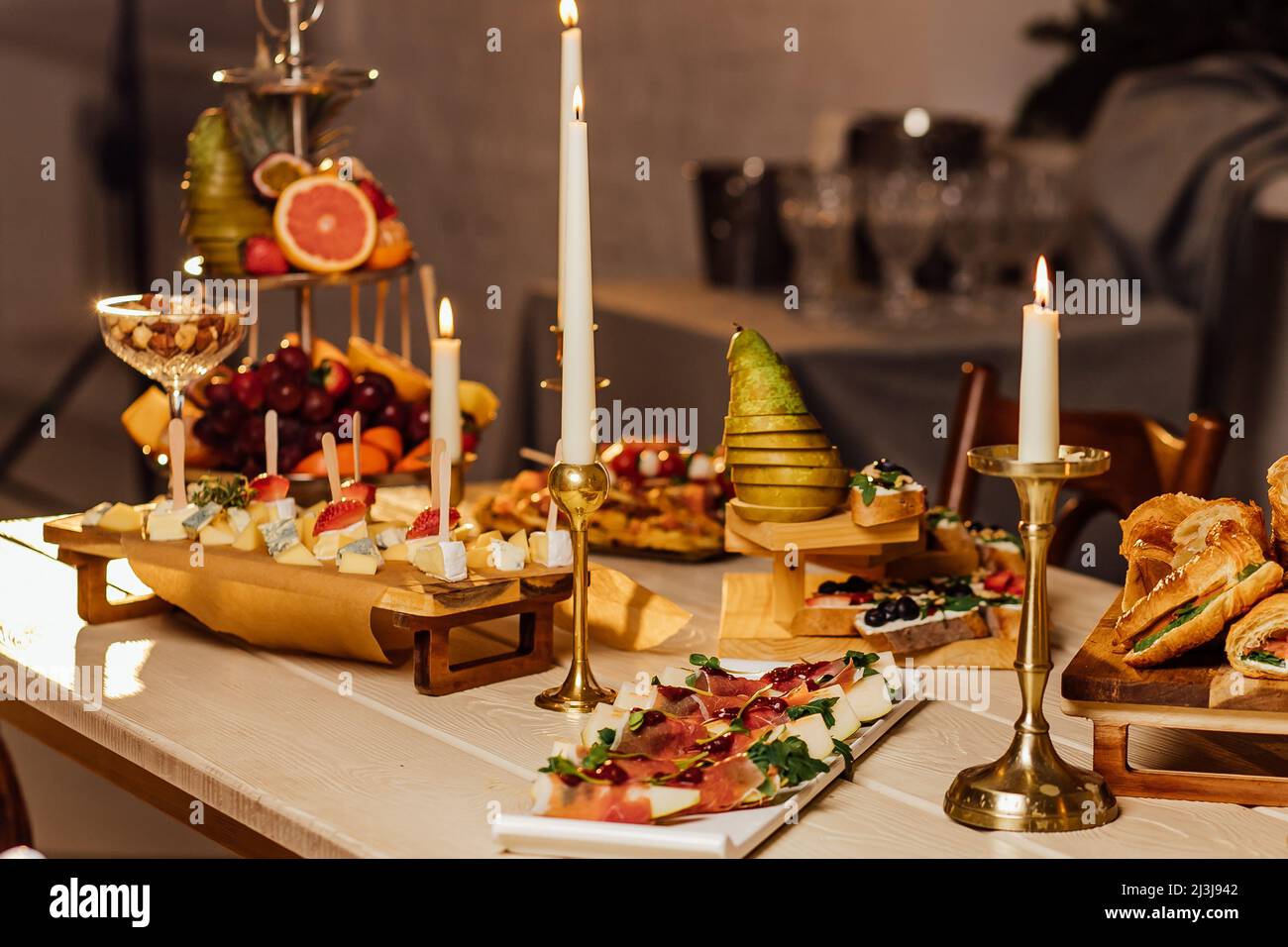 Tavolo da catering, banchetti splendidamente decorati con una varietà di con diversi spuntini alimentari e antipasti durante eventi aziendali di compleanno o matrimonio c Foto Stock