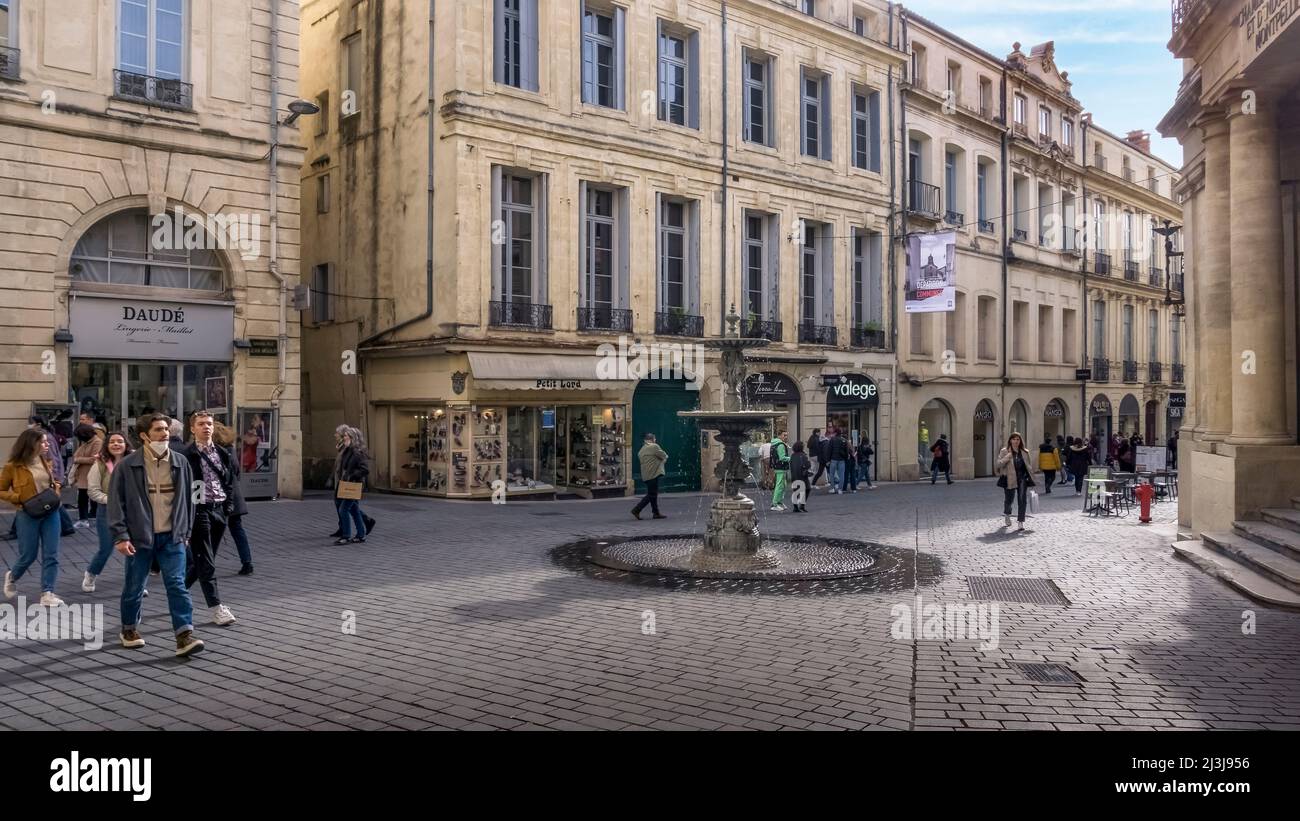 Fontaine Chambre de Commerce nella strada pedonale Grand Rue Jean Moulin a Montpellier. Foto Stock