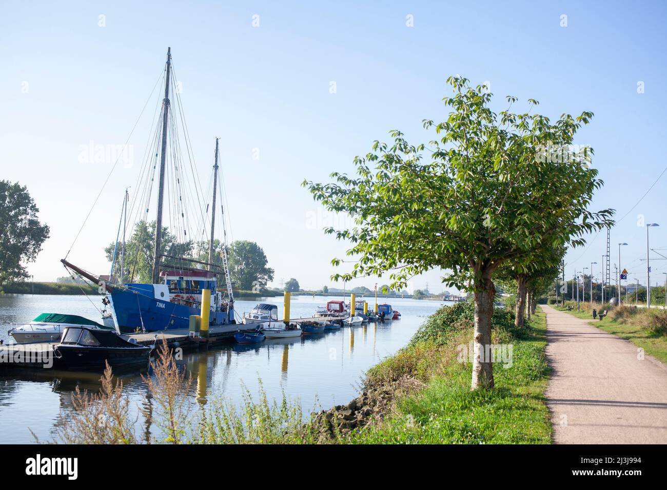 Barche da pesca e porticciolo con navi presso la Hunté, Elsfleth, Wesermarsch County, bassa Sassonia, Germania, Europa Foto Stock