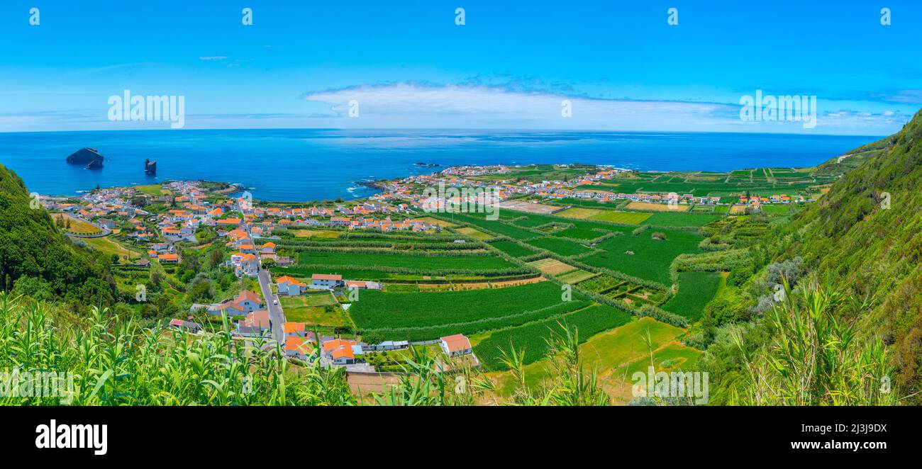 Vista aerea della città di Mosteiros sull'isola di Sao Miguel in Portogallo Foto Stock