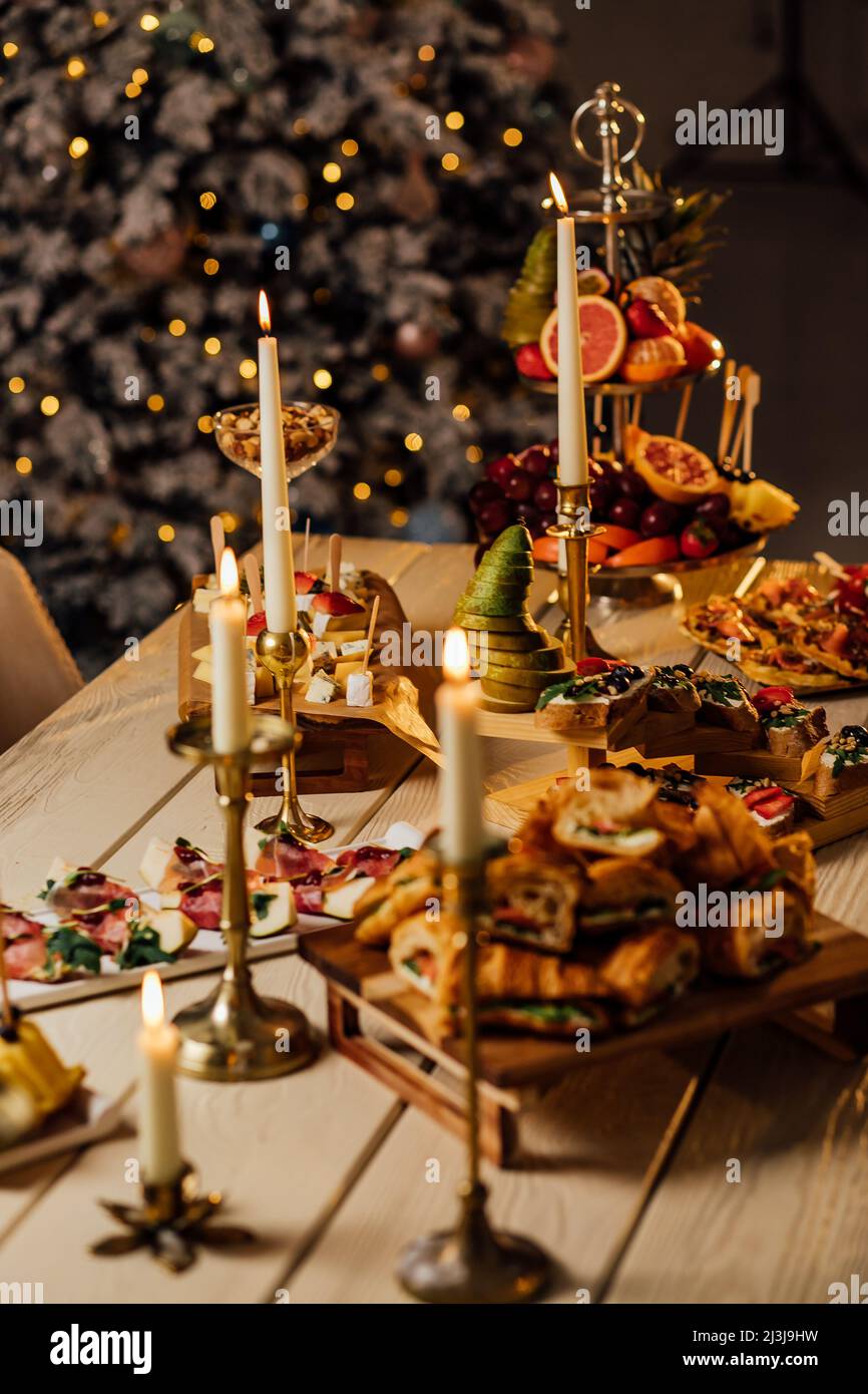 Le slitte di Capodanno di colore rosso sono sul tavolo con gli attributi di Capodanno, sfondo di Capodanno. Foto Stock
