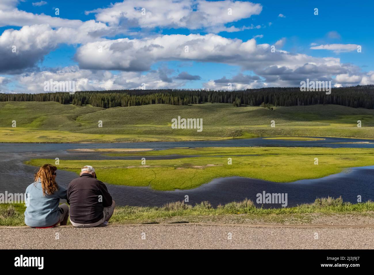 Una coppia che guarda Hayden Valley, che è una casa adatta per Buffalo nel Parco Nazionale di Yellowstone, USA [No model releases; editorial licensing only] Foto Stock