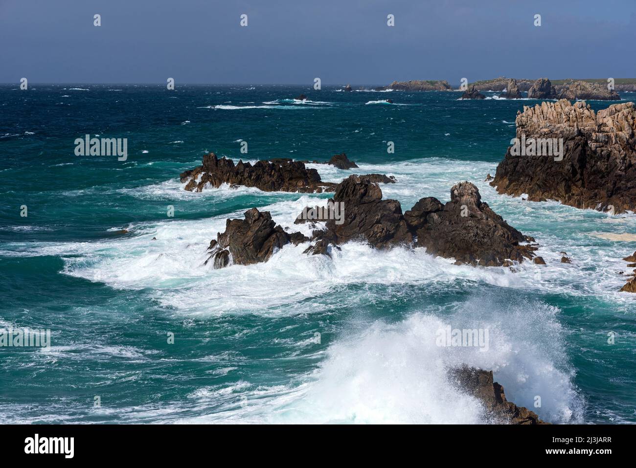 Surf sulla costa rocciosa al faro di Créac'h, ÃŽle d'Ouessant, Francia, Bretagna, Finistère dipartimento Foto Stock