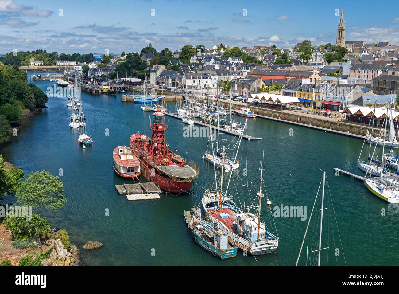 Douarnenez, il porto storico Port-Rhu, il quartiere del porto e la città vecchia con la chiesa, Francia, Bretagna, dipartimento Finistère Foto Stock