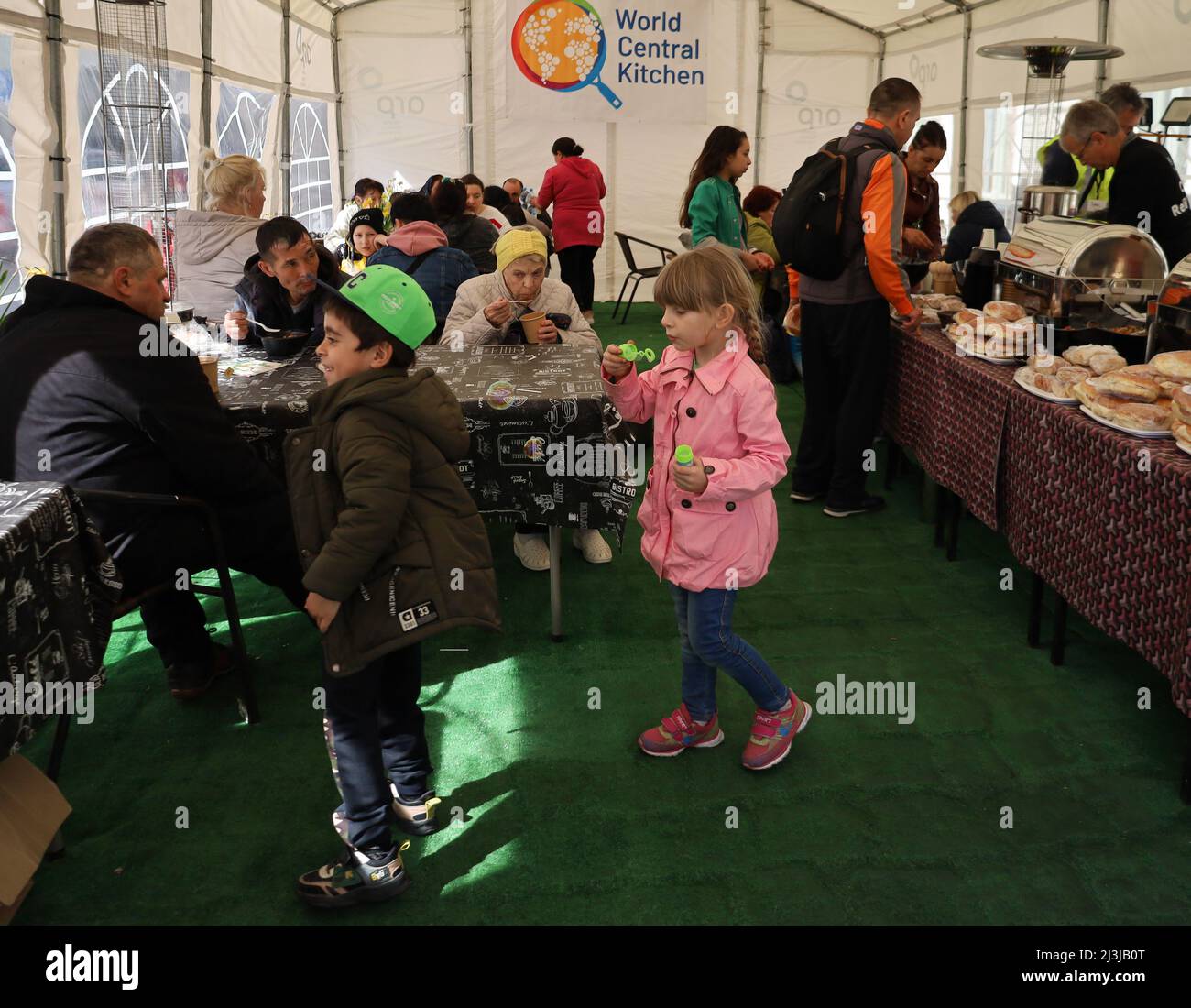 Przemysl, Polonia. 8th Apr 2022. I bambini giocano con le bolle in una stanza piena di rifugiati ucraini altrimenti esausti e stressati. Centinaia di rifugiati che sono appena sfuggiti al terrore di Putin in Ucraina arrivano in Polonia alla stazione ferroviaria di Przemysl e consumarono una deliziosa colazione a base di stufato di manzo, salumi e panini al formaggio presso la tenda World Central Kitchen, fuori dalla porta d'ingresso questa mattina. WCK è un'organizzazione che ha fornito quasi 2.000.000 pasti dall'inizio della guerra in Ucraina: Forniscono finanziamenti alle cucine locali, e tutto il cibo è fatto fresco ogni giorno in un vicino, gigante Foto Stock