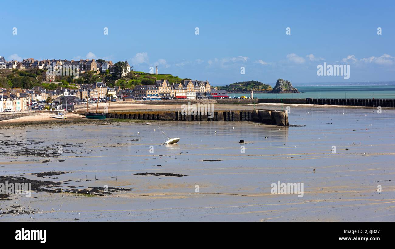 Cancale, vista della fila di case al porto la Houle, Cancale è famosa per le sue ostriche, Francia, Bretagna, dipartimento Ille-et-Vilaine Foto Stock