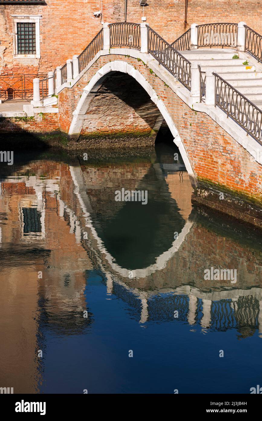 Facciata del ponte e della casa riflessa in acqua, Italia, Veneto, Venezia Foto Stock