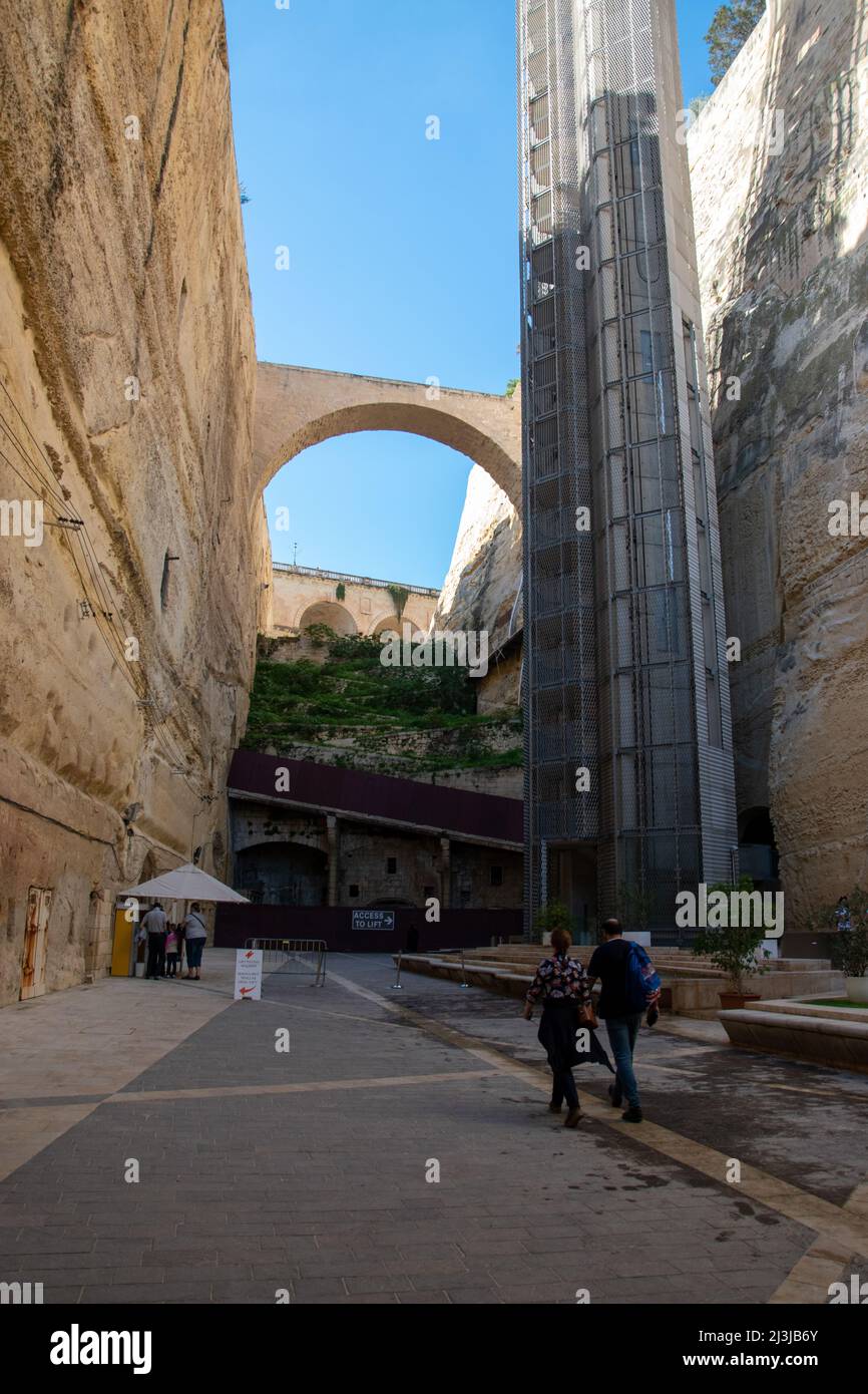 Gli impianti di risalita panoramici di Barrakka si trovano all'interno delle fortificazioni di la Valletta e collegano il molo di Lascaris ai Giardini superiori di Barrakka. Consente un Foto Stock