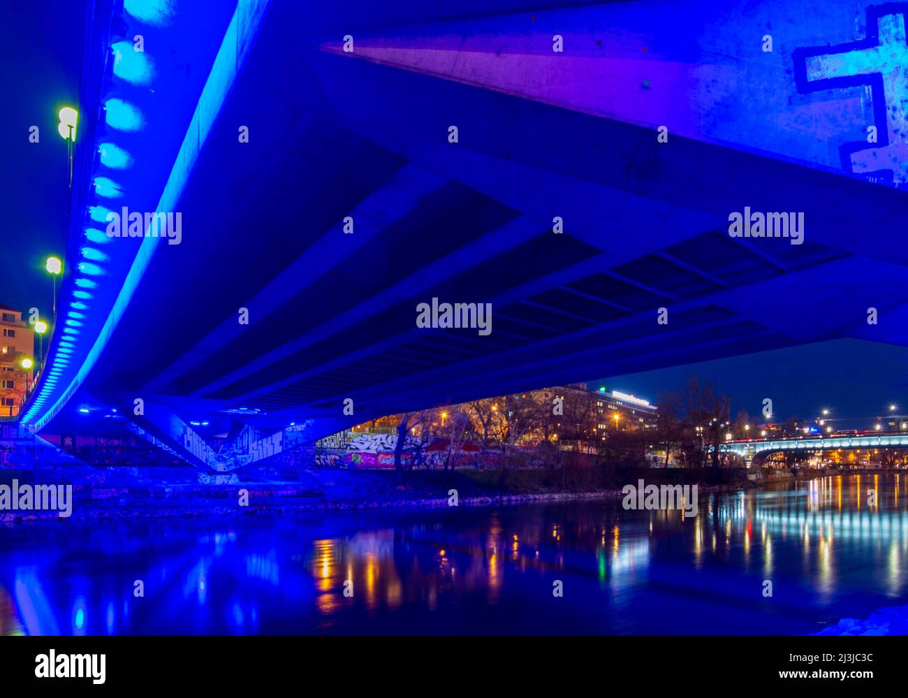 Vienna, fiume Donaukanal, ponte 'Rossauer Brücke' a luce blu nel 02. Distretto Leopoldstadt, Austria Foto Stock