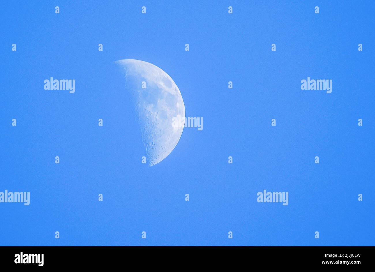 Lurgan, County Armagh, Irlanda del Nord, Regno Unito. 08 Apr 2022. Tempo del Regno Unito - bellissimo cielo di sera blu con un quarto di luna in mostra, ma un vento freddo amaramente nord-ovest vedrà le temperature scendere sotto il gelo stasera con il gelo in molte parti dell'Irlanda del Nord. Credit: CAZIMB/Alamy Live News. Foto Stock