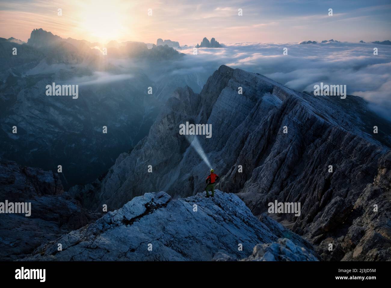 Europa, Italia, Alto Adige - Südtirol, Hiker guardando il paesaggio verso le Dolomiti Sesto dalla cima del Picco di Vallandro / Dürrenstein illuminato dalla luce della luna piena Foto Stock