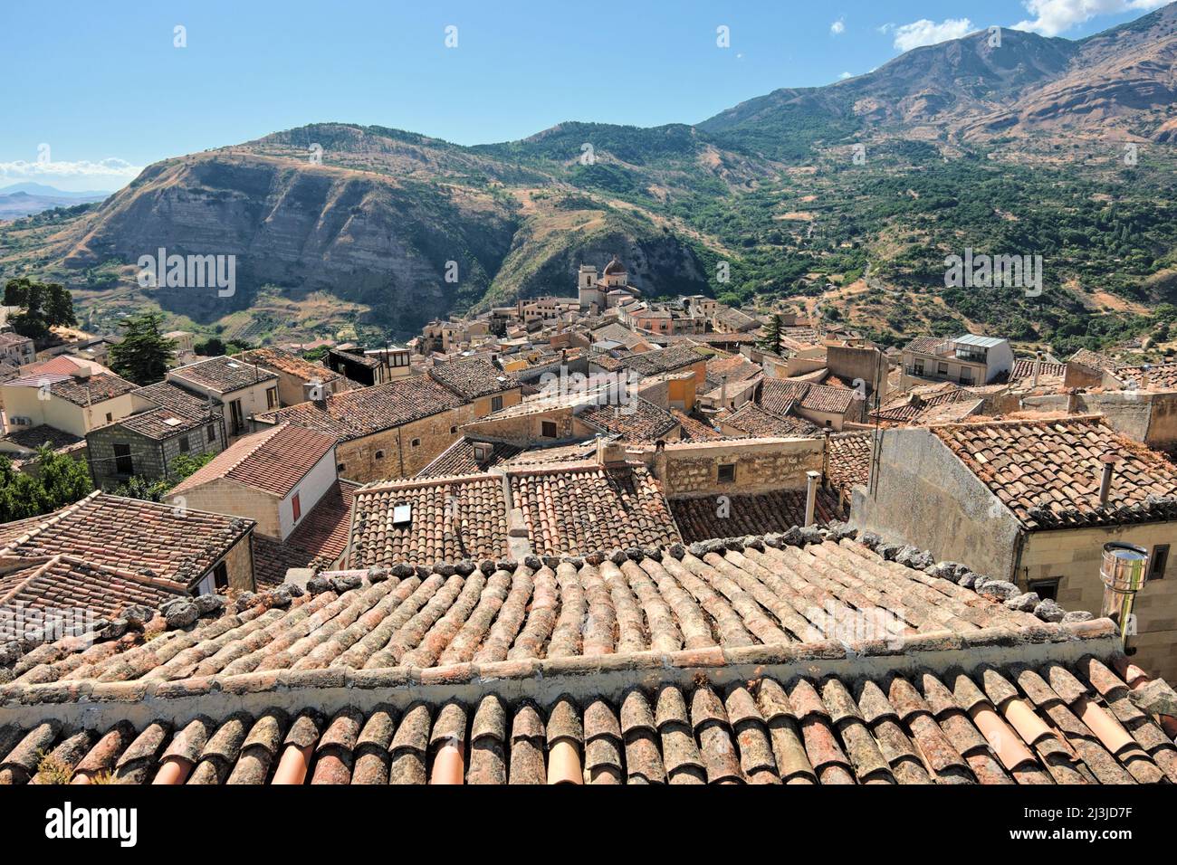 Vista in terracotta sul tetto superiore del villaggio montano Petralia Sottana, Sicilia Foto Stock