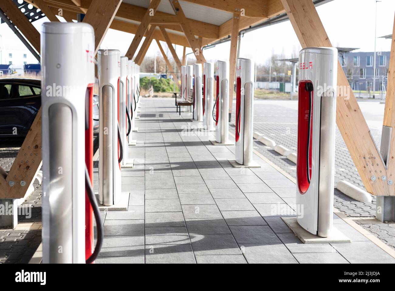 Colonne di ricarica presso una stazione di ricarica rapida Tesla in Germania Foto Stock