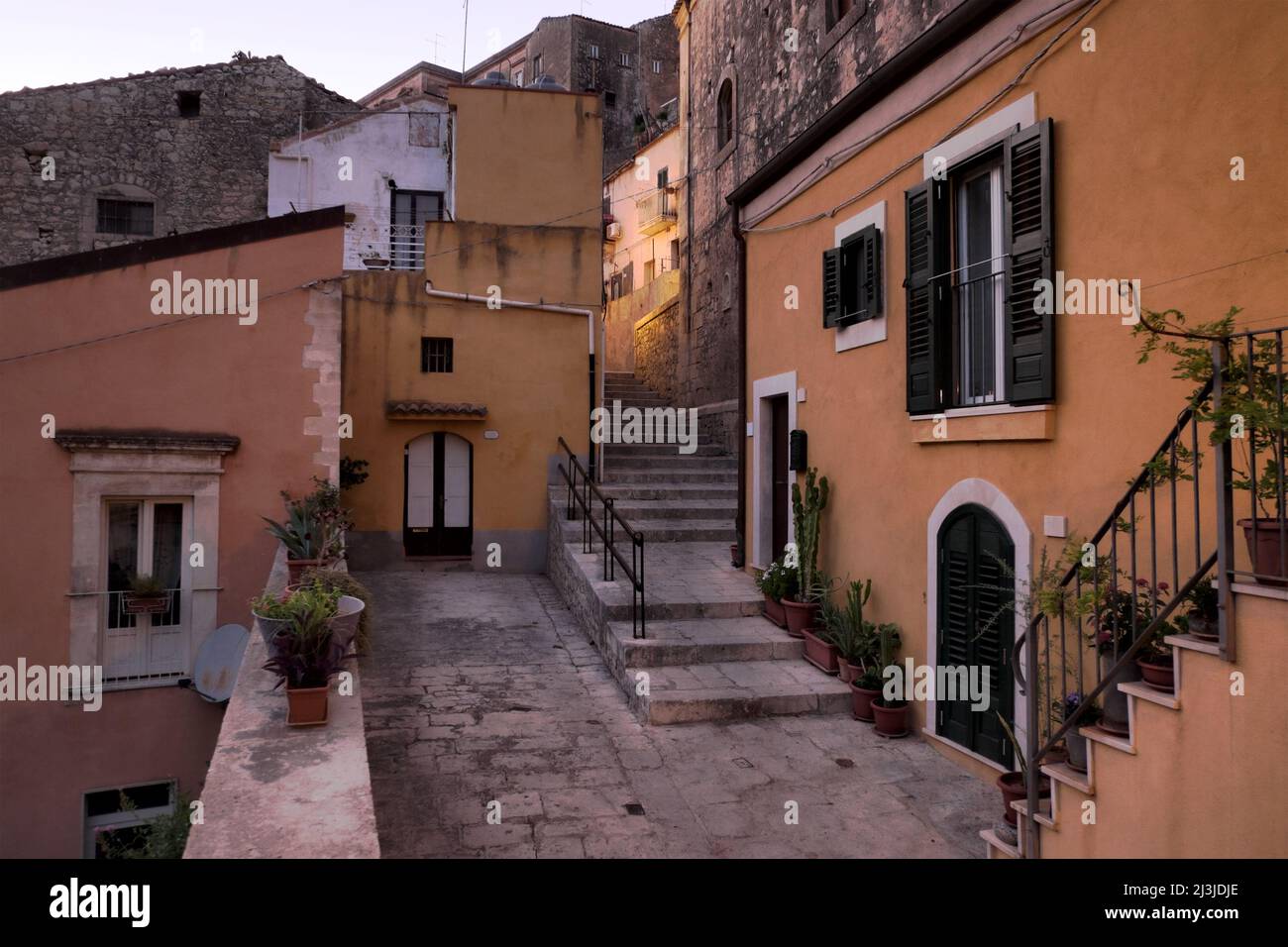 Ragusa Ibla vista le scale di strada nel centro storico di sera, Sicilia Foto Stock