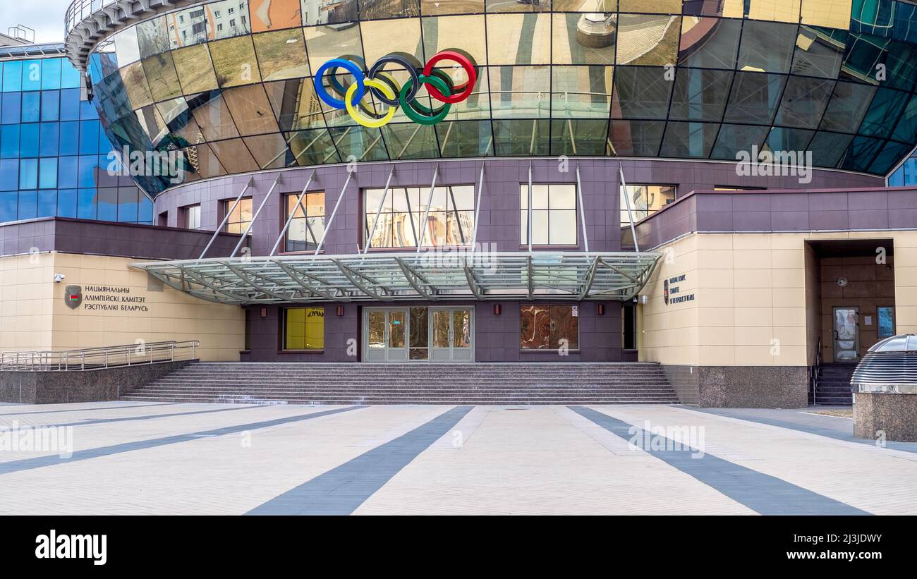 Minsk, Bielorussia - 03 marzo 2022: Comitato olimpico nazionale della Repubblica di Bielorussia. L'entrata centrale dell'edificio su Pobediteley Avenue. Foto Stock