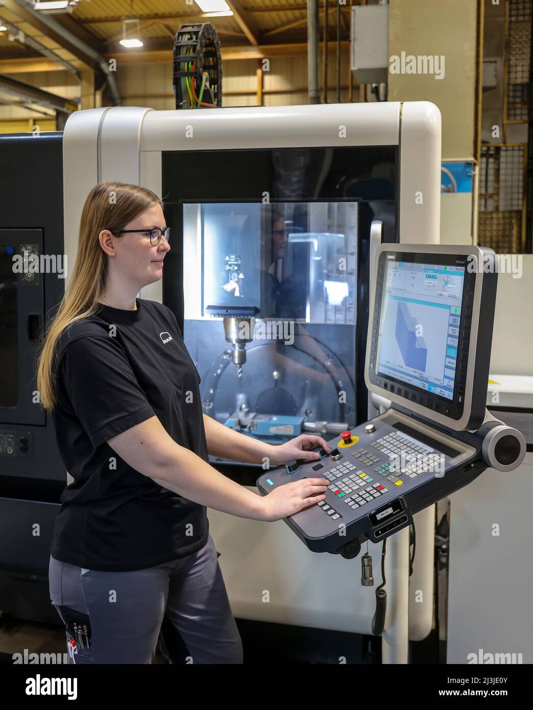 Donna tirocinante nel settore metallurgico, MAN Energy Solutions, Oberhausen, Renania settentrionale-Vestfalia, Germania Foto Stock