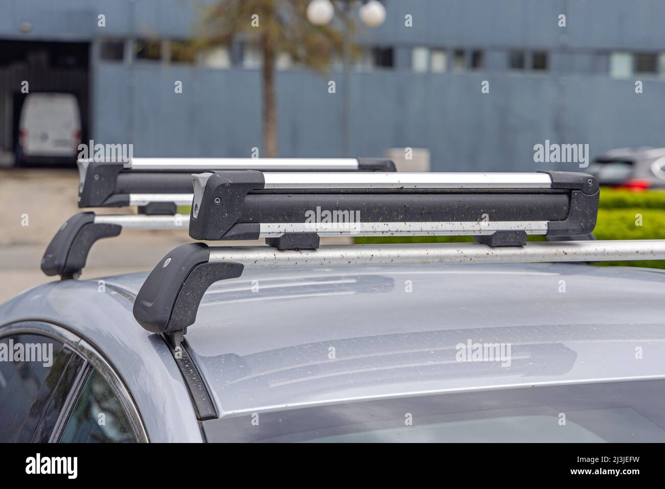 Supporto da tetto per auto con portasci e Snowboard rack con serrature Foto Stock