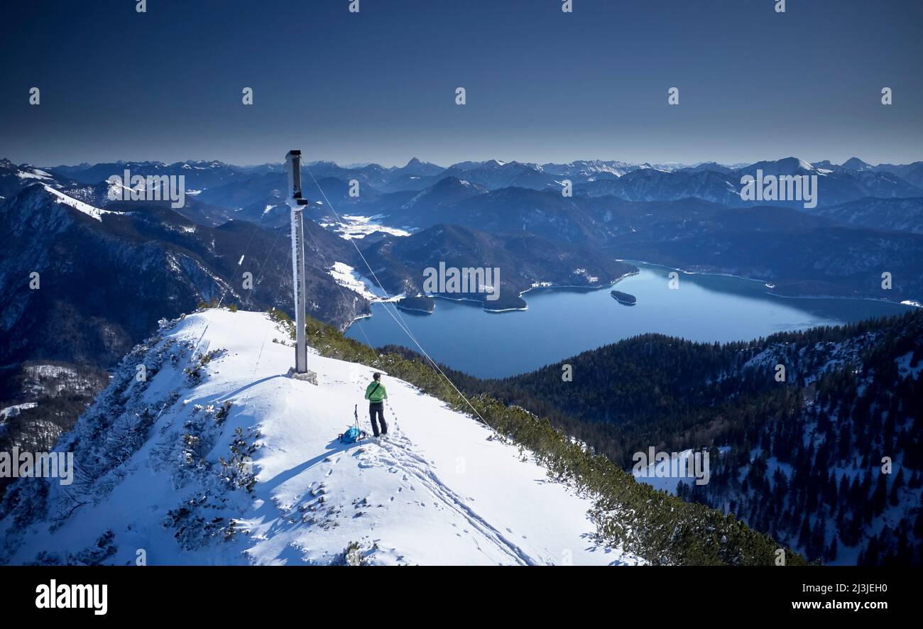 Uomo con sci da turismo in cima al monte Herzogstand Foto Stock