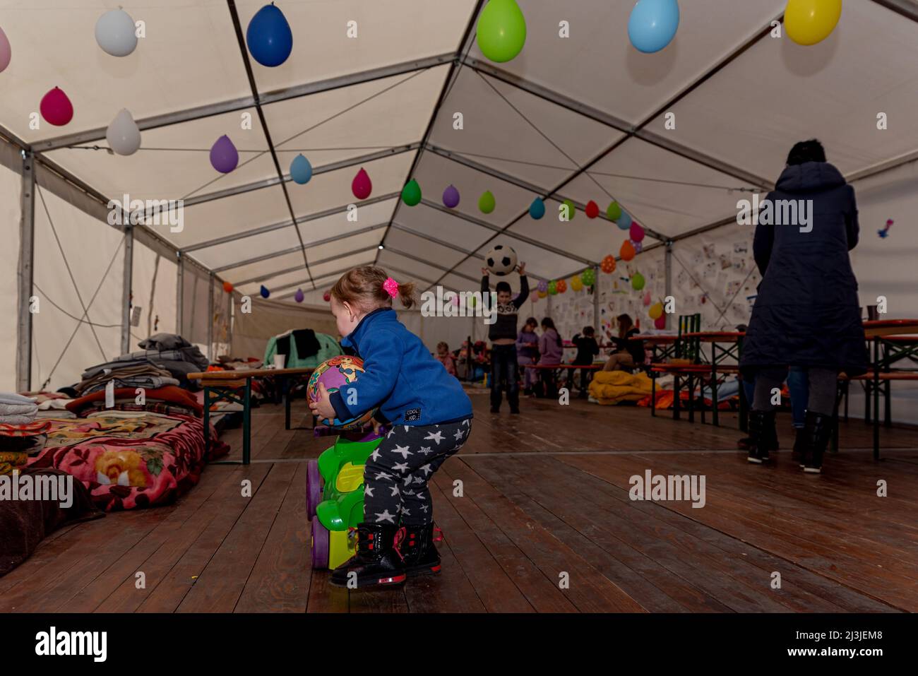 Medyka, Polonia - 17 marzo 2022: Rifugiati dall'Ucraina al confine ucraino-polacco a Medyka. Persone che fuggono dalla guerra in Ucraina. Foto Stock