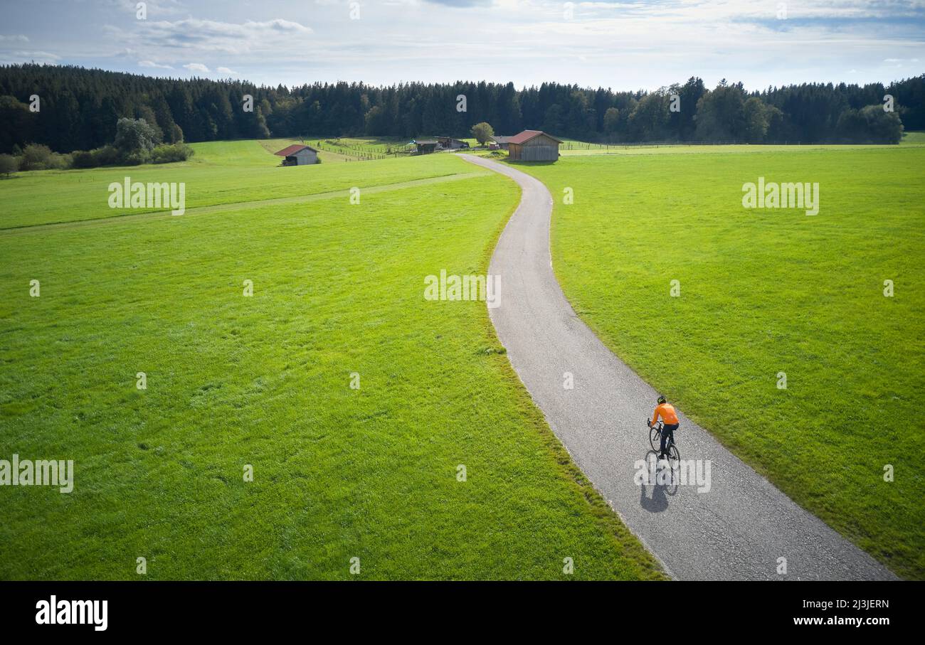 Ciclista stradale, veduta aerea, Münsing, Baviera, Germania Foto Stock