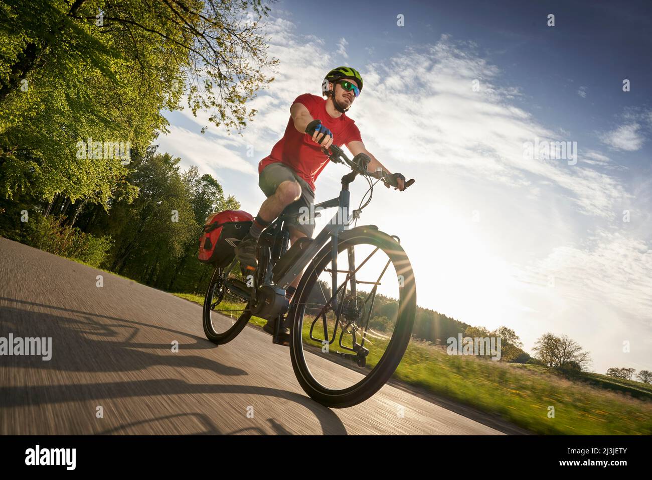 Ciclista su eBike, vicino a Degerndorf, Baviera Germania Foto Stock