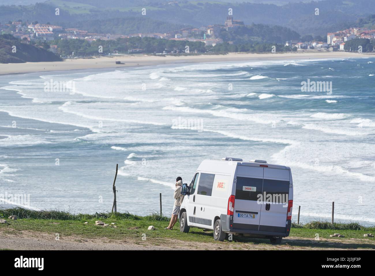 Camper sopra surf Playa de Gerra, San Vicente de la barquera, Cantabria, Spagna Foto Stock