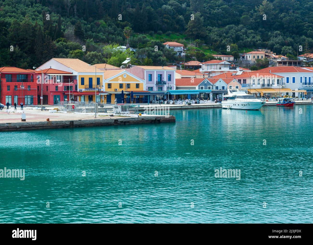 Vista del porto di Katakolo Twon, pieno di case colorate e ingresso principale per le navi da crociera nel Peloponneso, in Grecia, principalmente per visitare l'antica Olimpia. Foto Stock