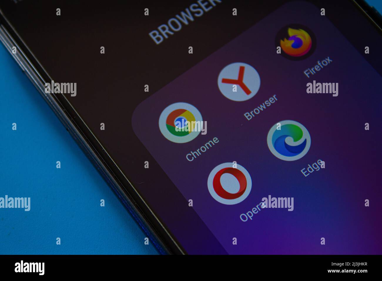Icone delle applicazioni del browser Internet mobile sullo schermo dello smartphone. Afyonkarahisar, Turchia - 8 aprile 2022. Foto Stock
