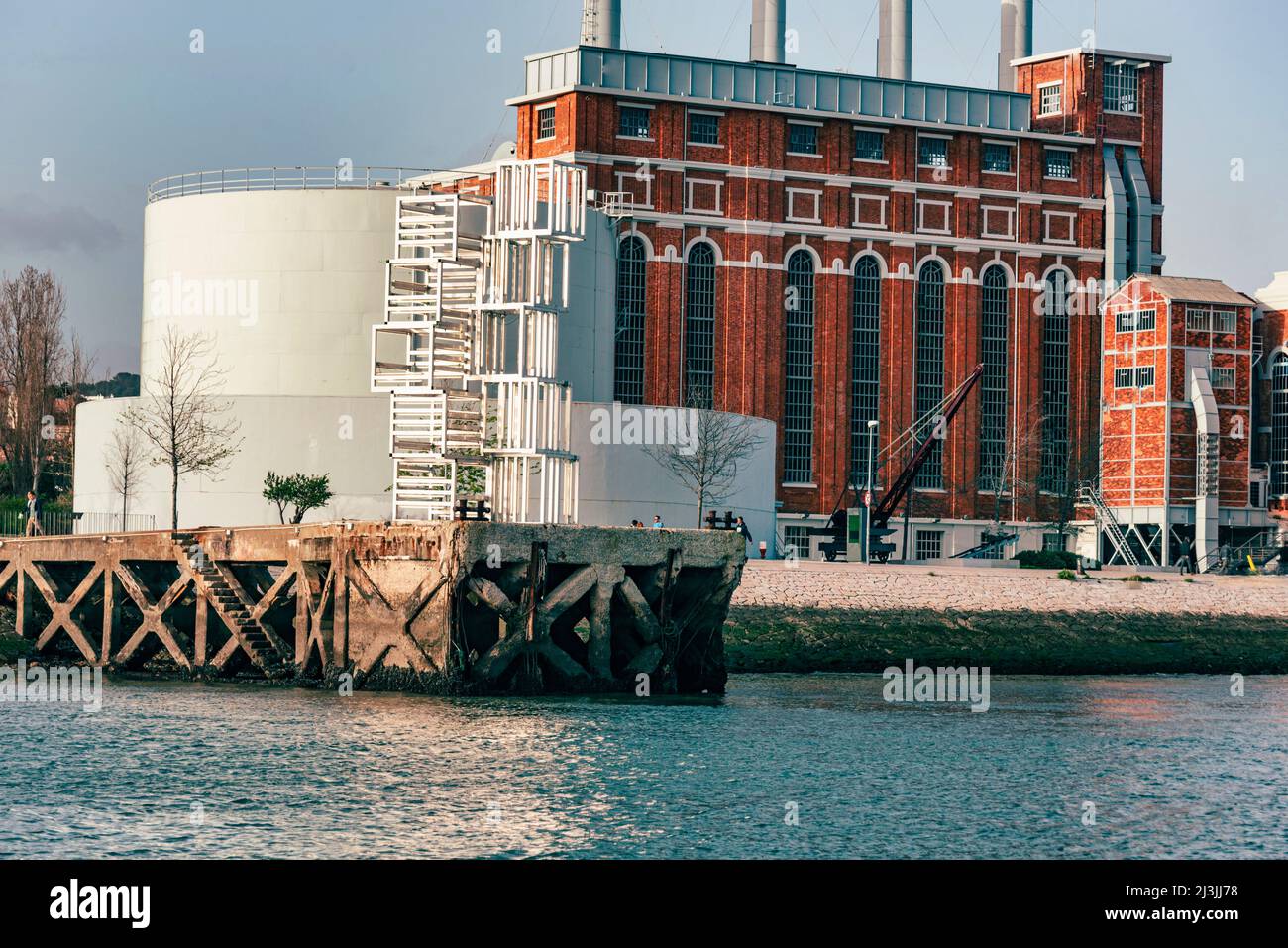 Museo moderno MAAT, Museu de Arte, Arquitetura e Tecnologia, progettato dall'architetto britannico Amanda Levete. Vista dal fiume Tejo. Foto Stock