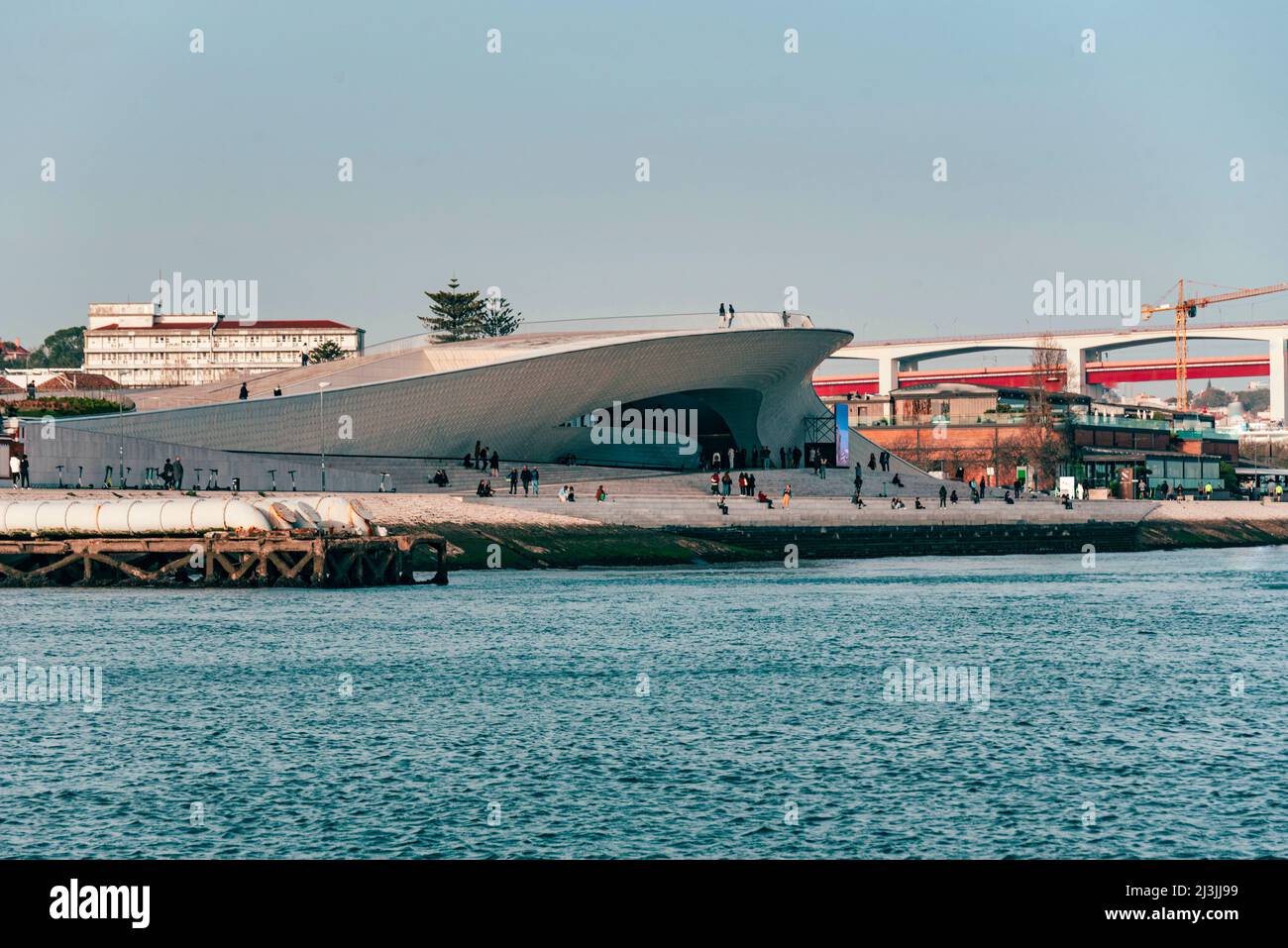 Museo moderno MAAT, Museu de Arte, Arquitetura e Tecnologia, progettato dall'architetto britannico Amanda Levete. Vista dal fiume Tejo. Foto Stock