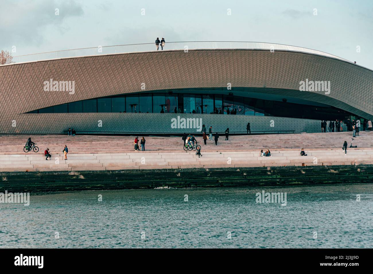 Museo moderno MAAT, Museu de Arte, Arquitetura e Tecnologia, progettato dall'architetto britannico Amanda Levete. Vista dal fiume Tejo. Foto Stock