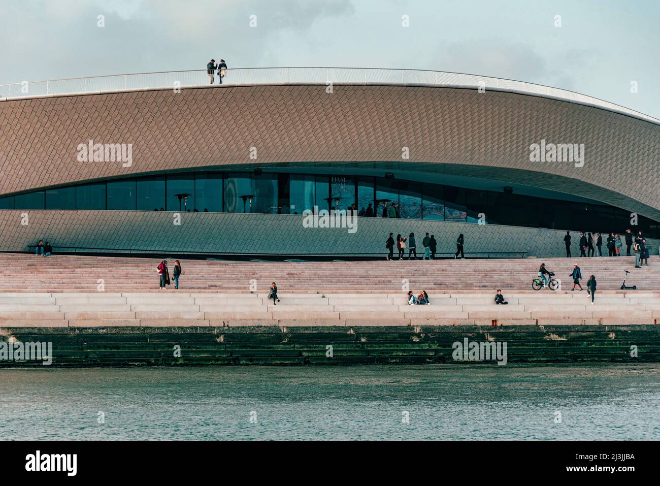 Museo moderno MAAT, Museu de Arte, Arquitetura e Tecnologia, progettato dall'architetto britannico Amanda Levete. Vista dal fiume Tejo. Foto Stock