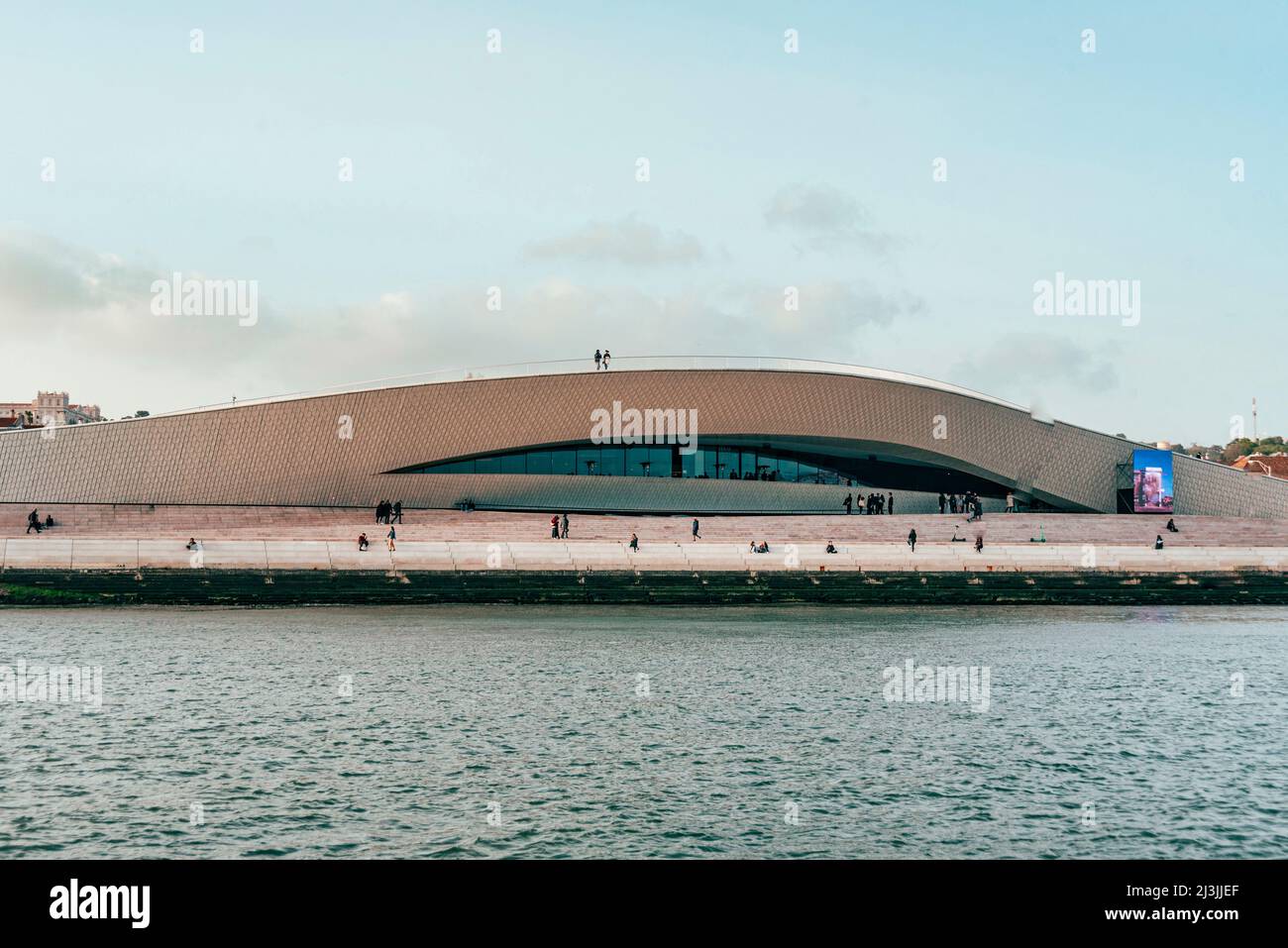 Museo moderno MAAT, Museu de Arte, Arquitetura e Tecnologia, progettato dall'architetto britannico Amanda Levete. Vista dal fiume Tejo. Foto Stock