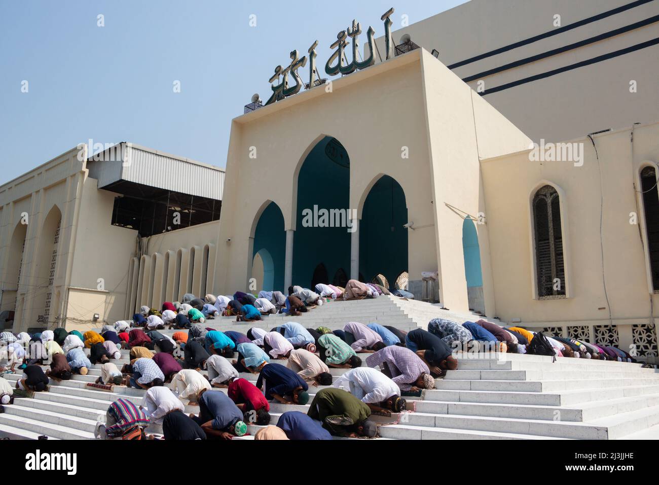 Non esclusiva: DHAKA, BANGLADESH - 8 APRILE 2022: I devoti musulmani offrono la preghiera di Jummah durante il mese santo del Ramadan fuori del Mukarram di Baitul Foto Stock