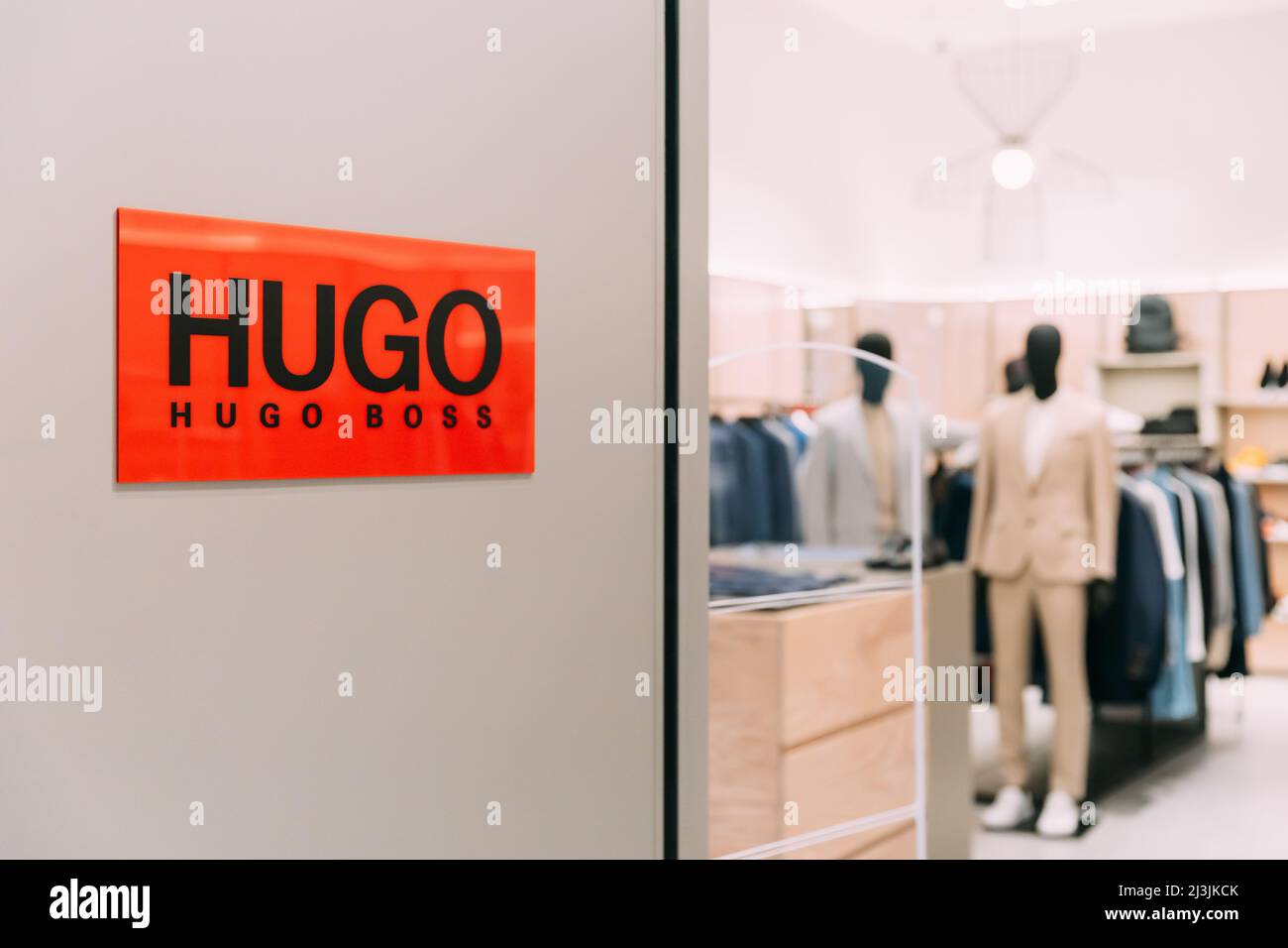 Dubai, UAE, Emirati Arabi Uniti - 22 maggio 2021: Logotipo logo segno di Hugo Boss è il marchio tedesco di moda di lusso a parete di negozio. Logotipo Hugo Boss Foto Stock