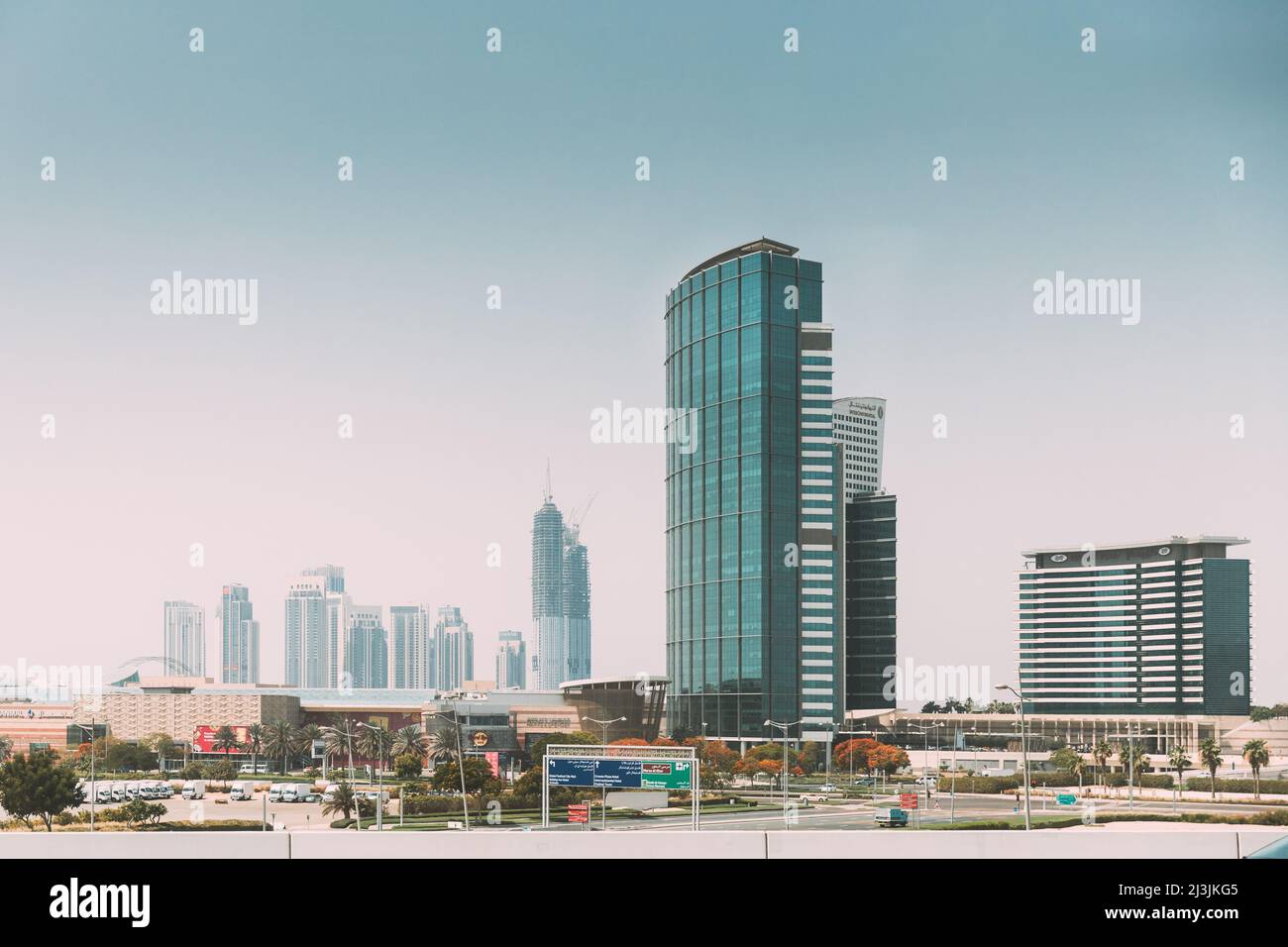 Porto di Dubai Marina, Emirati Arabi Uniti - 28 maggio 2021: Hotel InterContinental Dubai Marina, An IHG Hotel. Vista di alti edifici di Foto Stock