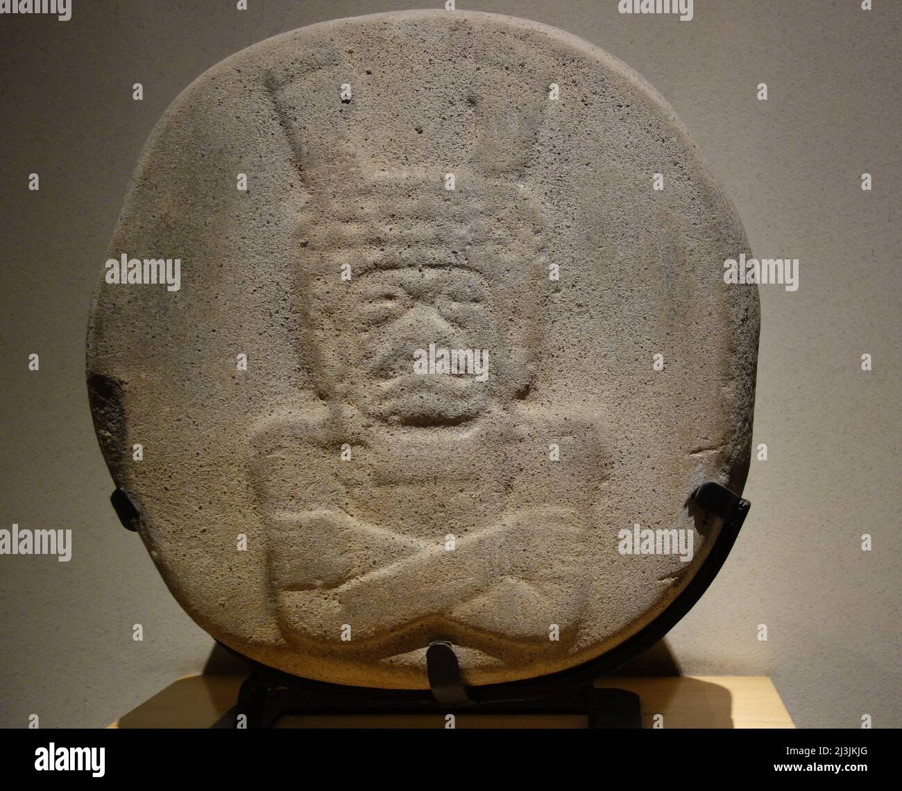 Disco in bassorilievo presenta la figura di un uomo con i piedi sulla testa. Un contorsionista. Museo Nacional de Antropologia Foto Stock