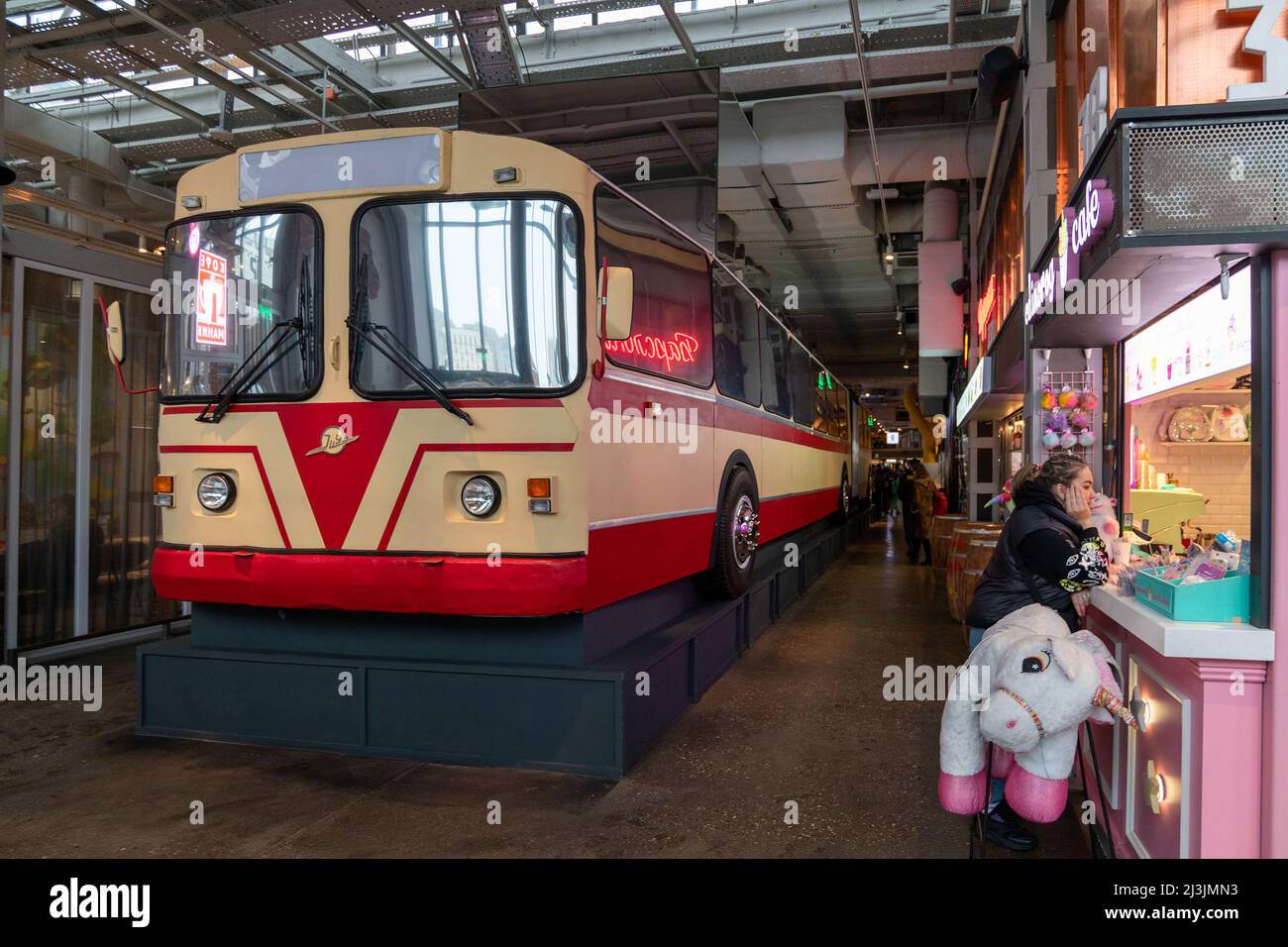Mosca, Russia - Apr 02,2022. ZIU autobus del tempo URSS nel centro commerciale interno Depo Foto Stock