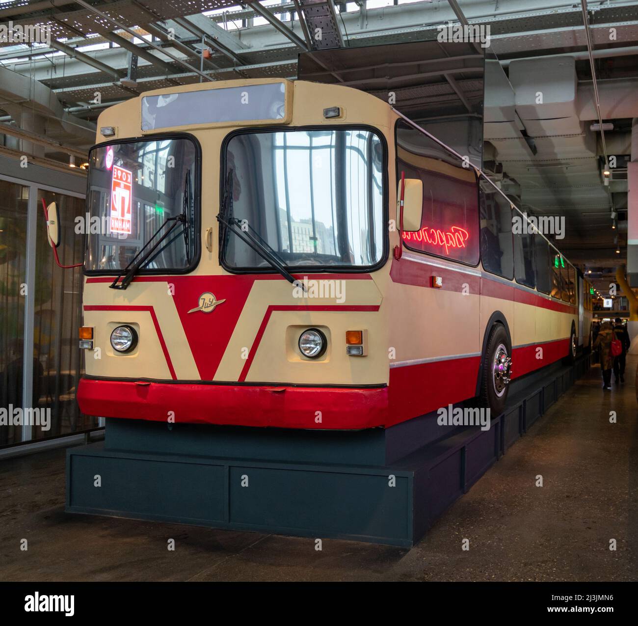 Mosca, Russia - Apr 02,2022. ZIU autobus del tempo URSS nel centro commerciale interno Depo Foto Stock